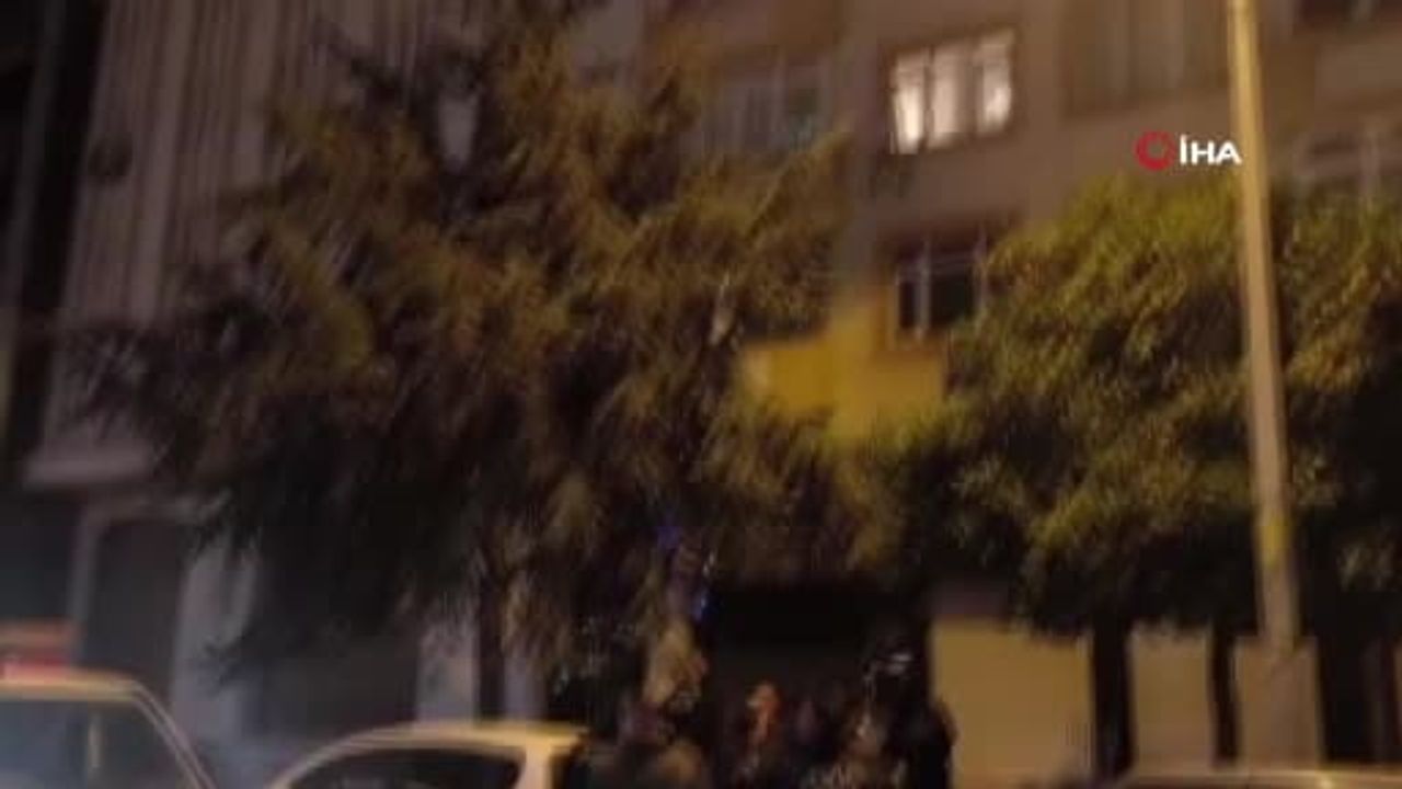 Zeytinburnu'da ev arkadaşı camla yaralandı