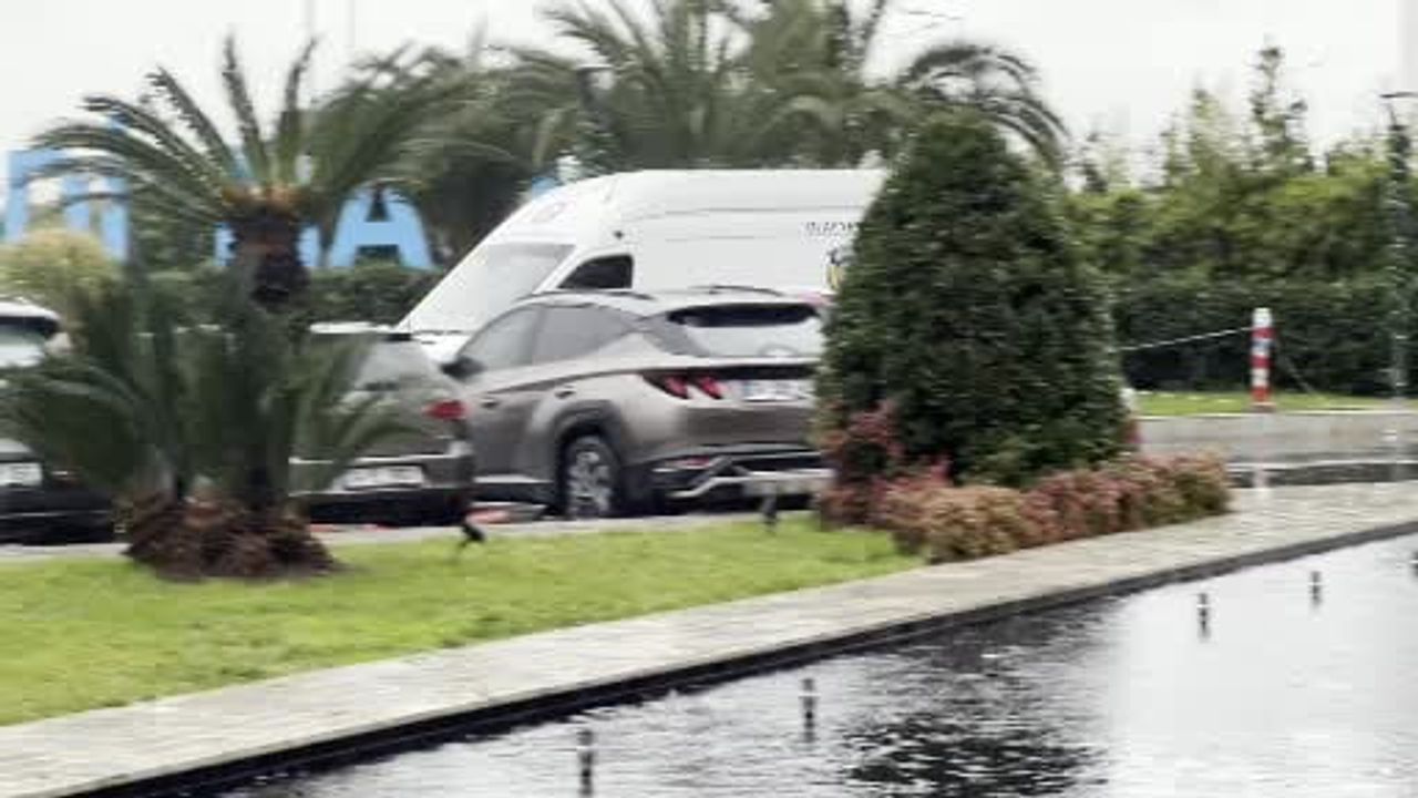 Zeytinburnu Kazlıçeşme'de site girişinde kargo patlaması: 2 yaralı