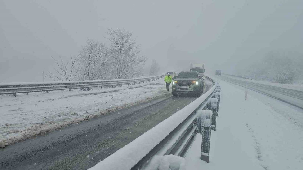 Zonguldak-Ereğli D010 yolunda yoğun kar ulaşımı aksattı