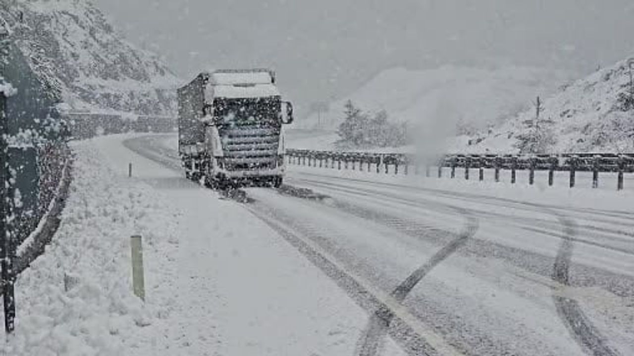 Zonguldak-Ereğli kara yolunda kar ulaşımı olumsuz etkiledi