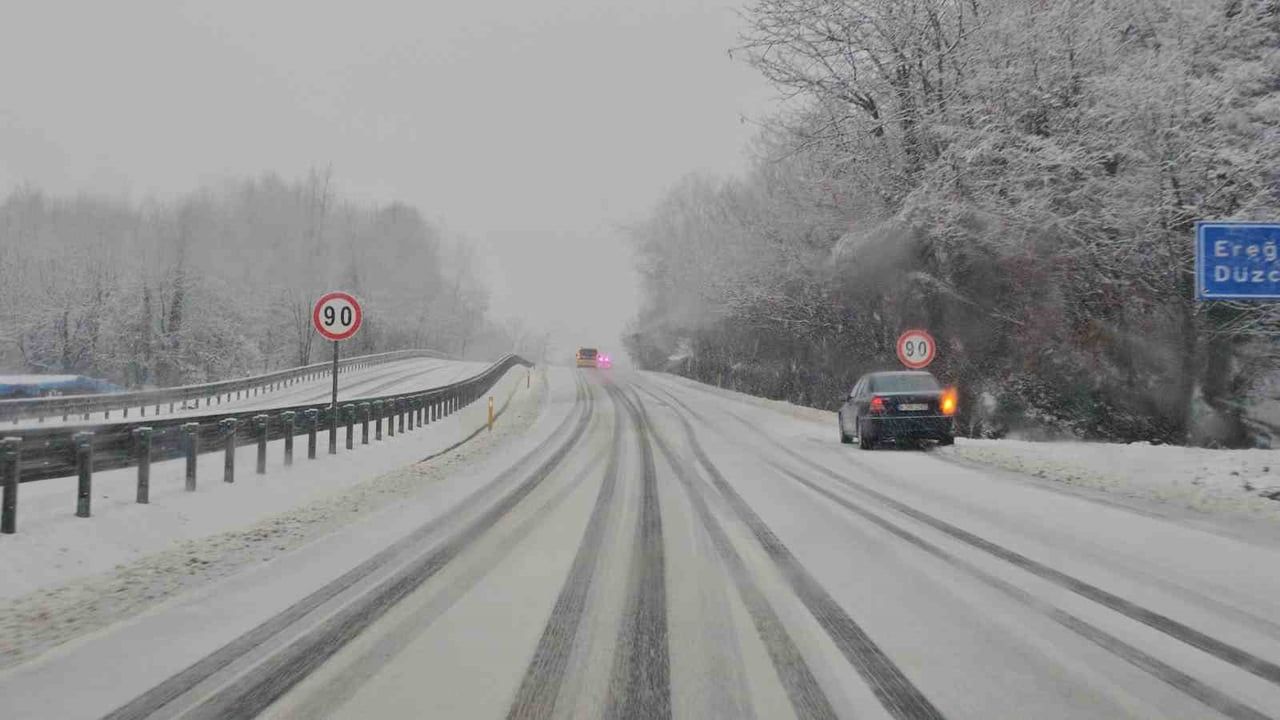 Zonguldak'ın yüksek kesimlerinde kar yağışı sürüyor