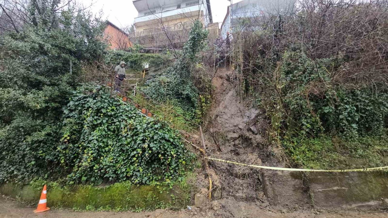 Zonguldak'ta heyelan merdiveni kapattı — 8 evin ulaşımı kesildi