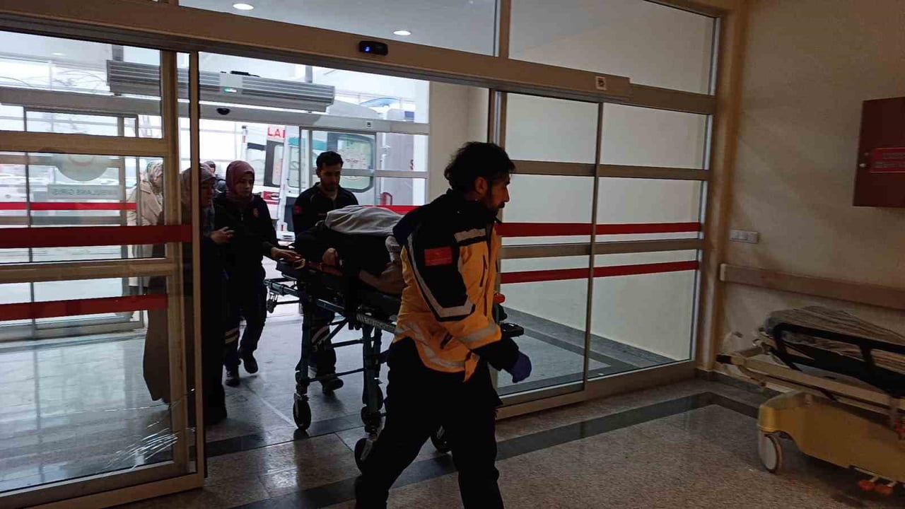 Adıyaman-Çelikhan yolunda kaza: Otomobil şarampole devrildi, 5 yaralı