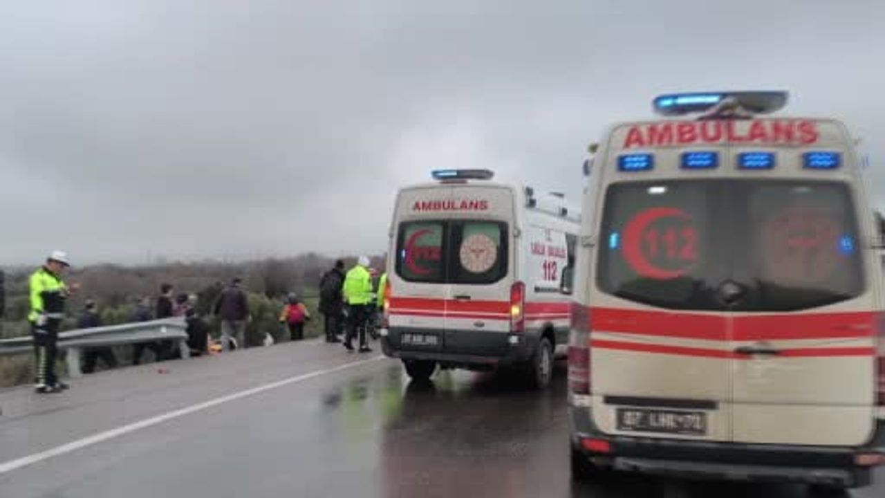 Antalya'da otobüs devrildi: Çok sayıda yaralı, ölü ihbarı