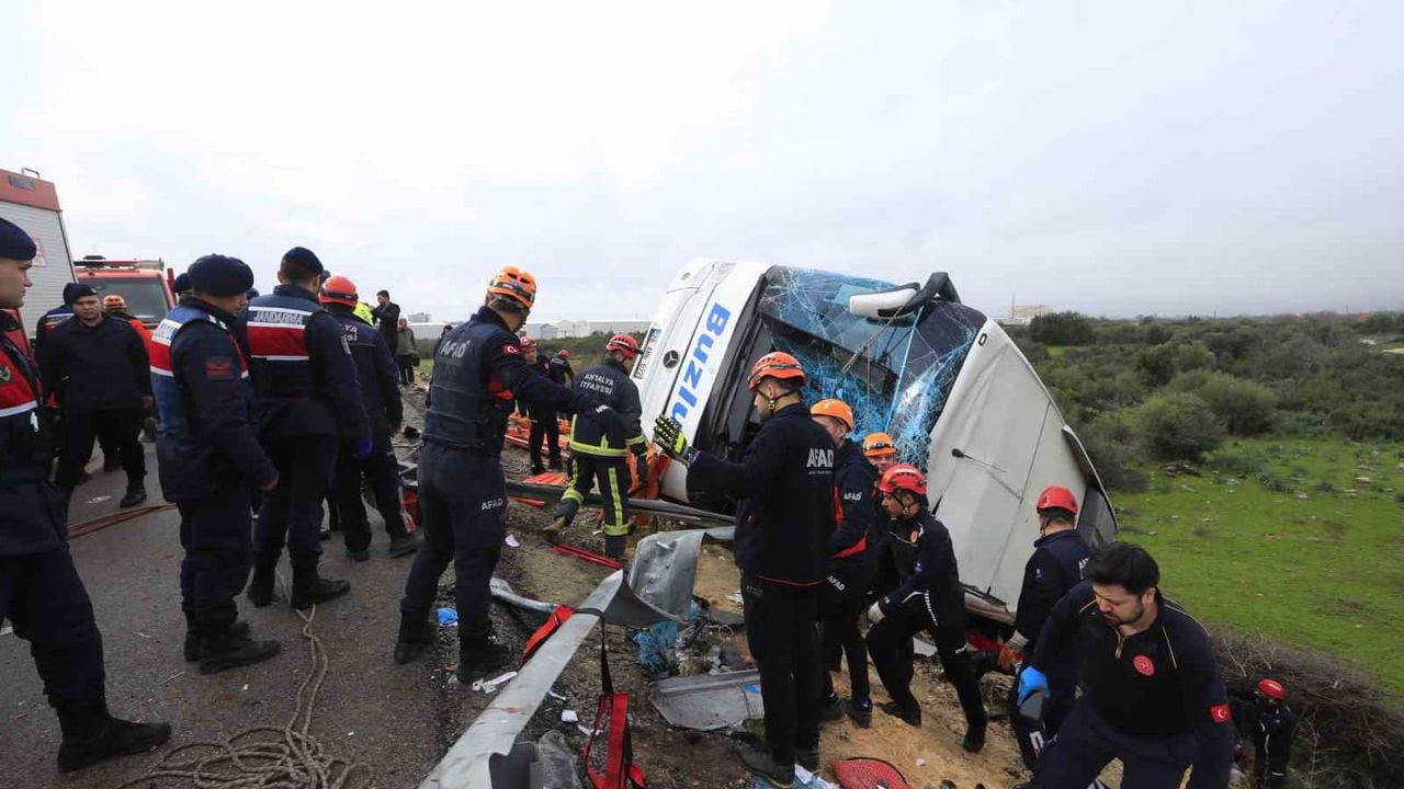 Antalya'da yolcu otobüsü devrildi: 8 ölü, 26 yaralı