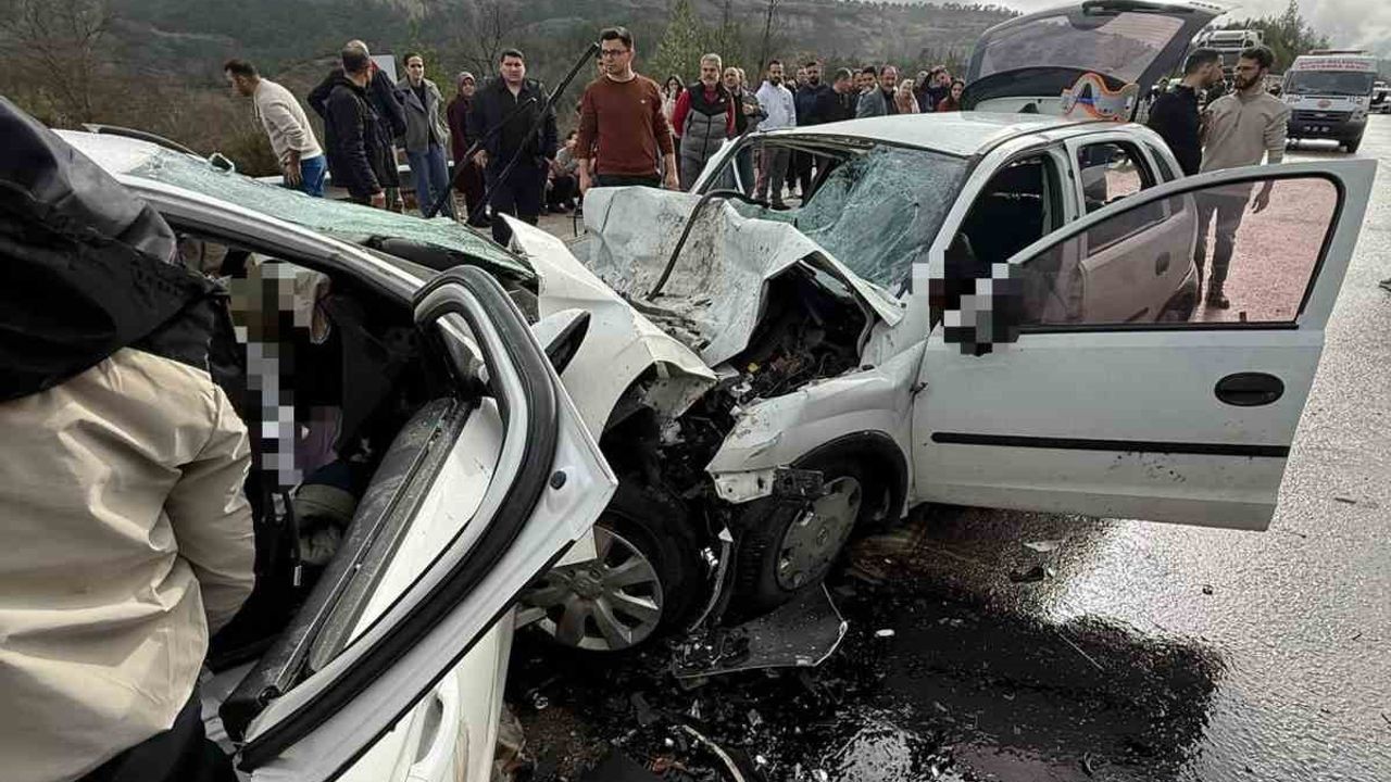 Antalya-Isparta kara yolunda iki otomobil çarpıştı: 6 ölü, 6 yaralı