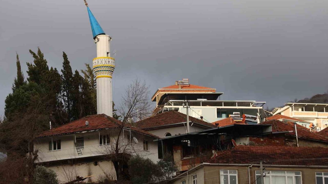 Aydın Köşk’te Fırtına Çatıları Uçurdu, Tarım Arazileri Zarar Gördü