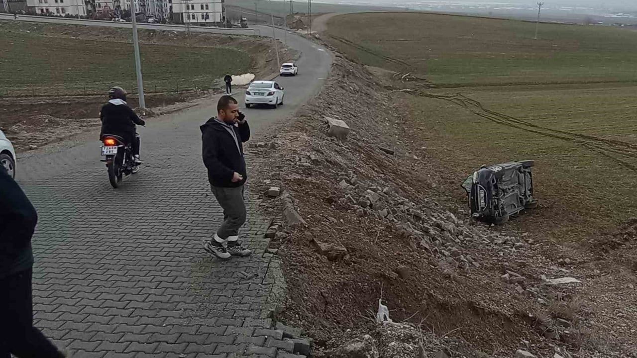 Batman'da otomobil şarampole yuvarlandı: 1 yaralı