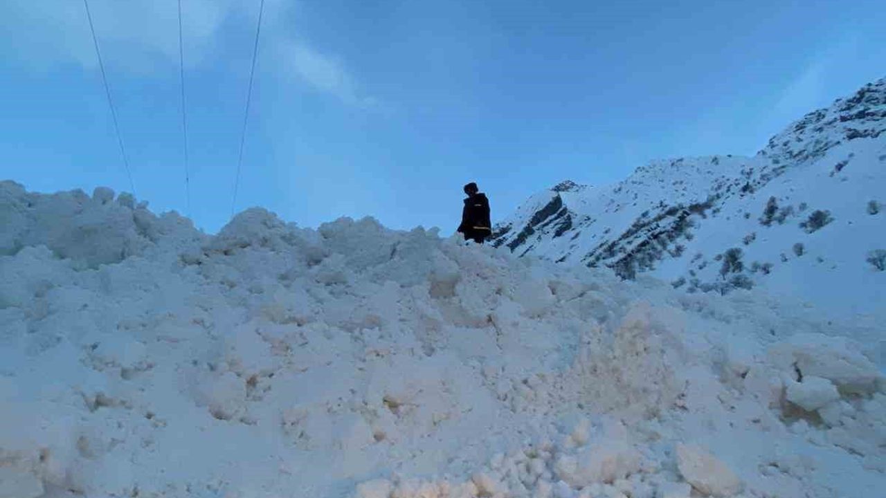 Beytüşşebap'ta çığ: 4 köy yolu ulaşıma kapandı