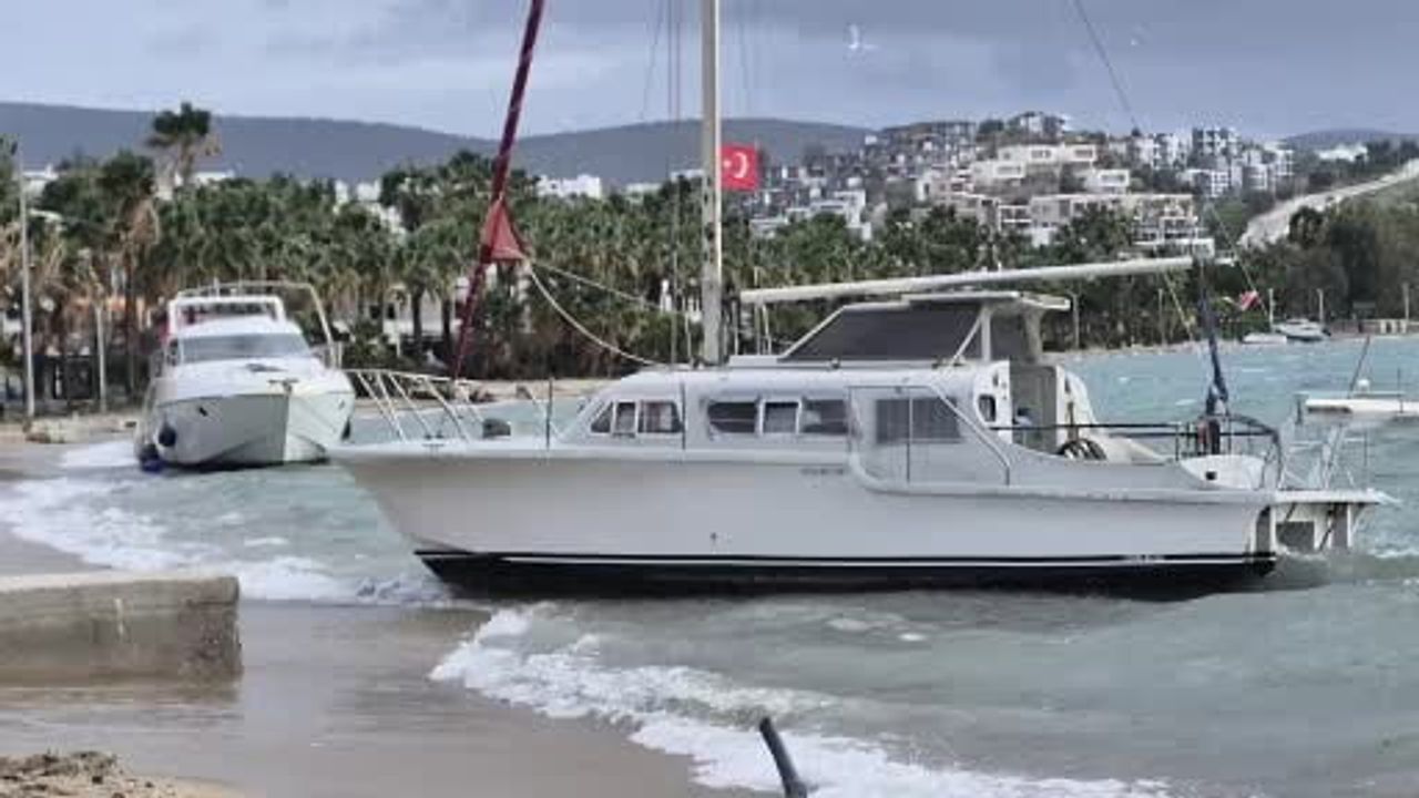Bodrum’da fırtına: Gümbet Koyu’nda 8 tekne kıyıya sürüklendi