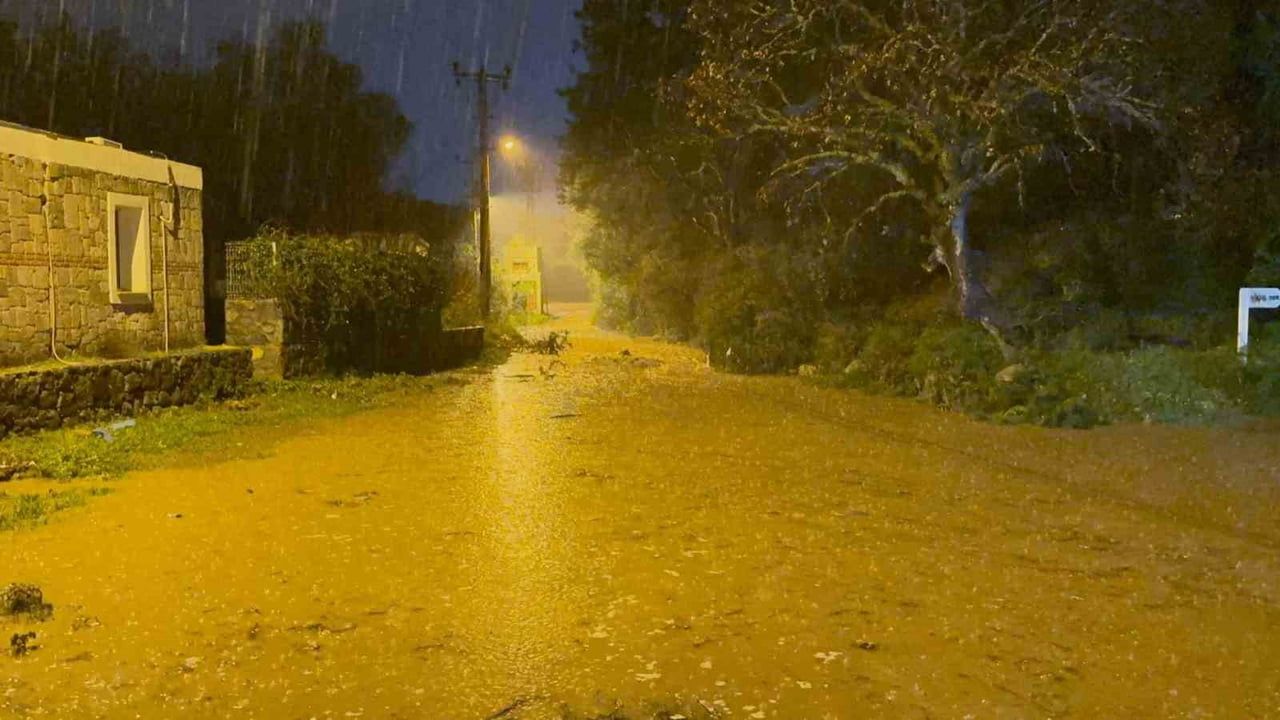 Bodrum'da sağanak: cadde ve sokaklar göle döndü, ekipler müdahalede