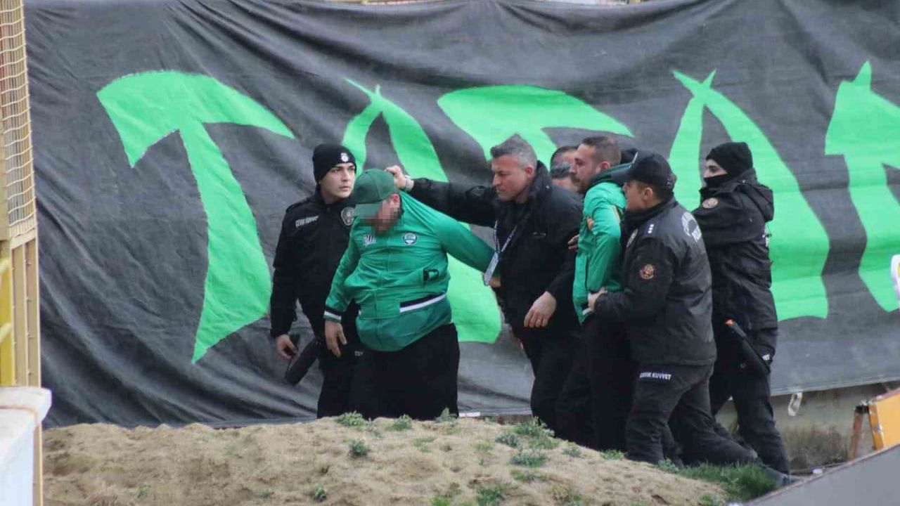 Boluspor-Sakaryaspor maçında tribün olayları: 2 Sakaryaspor taraftarı kelepçeyle gözaltına alındı