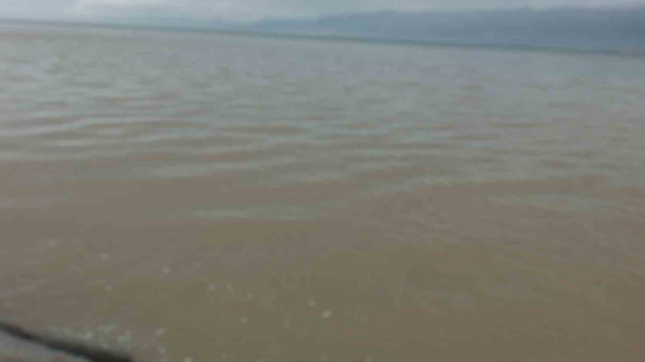 Burhaniye'de sağanak yaşamı olumsuz etkiledi: yollar göle döndü, deniz bulandı