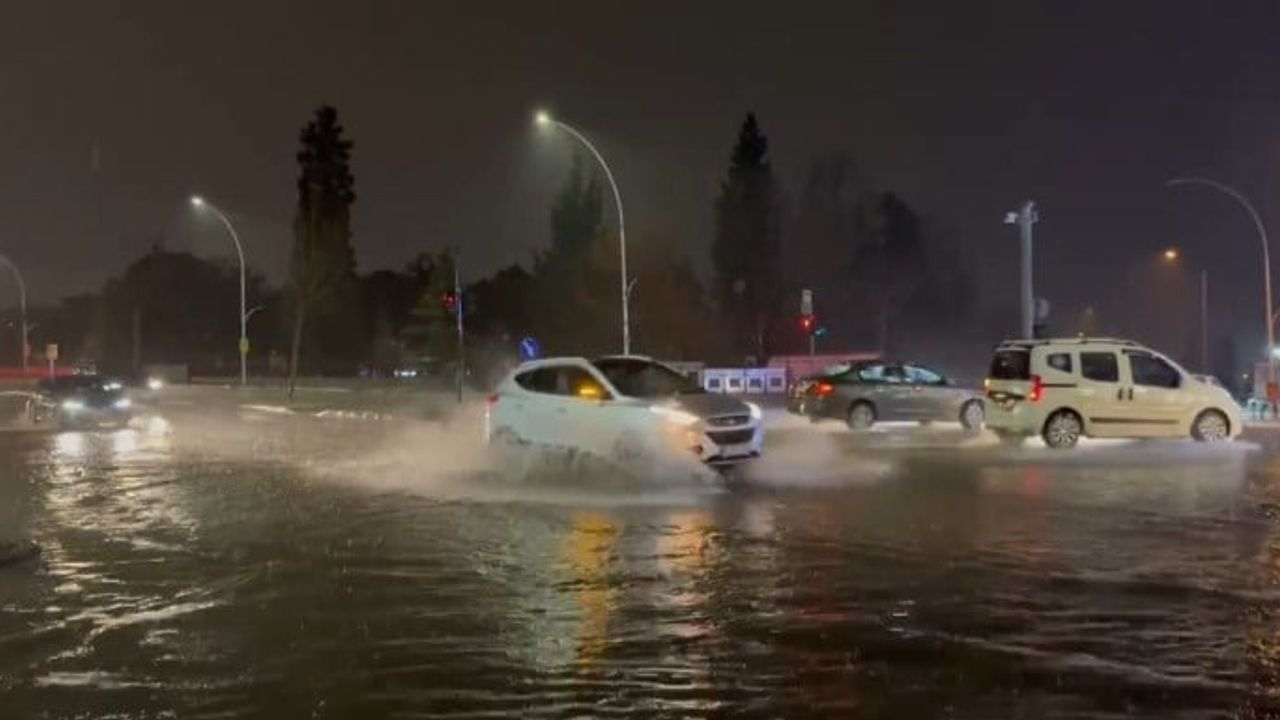 Bursa'da sağanak sonrası rögar taşkını: Emniyet Caddesi sular altında