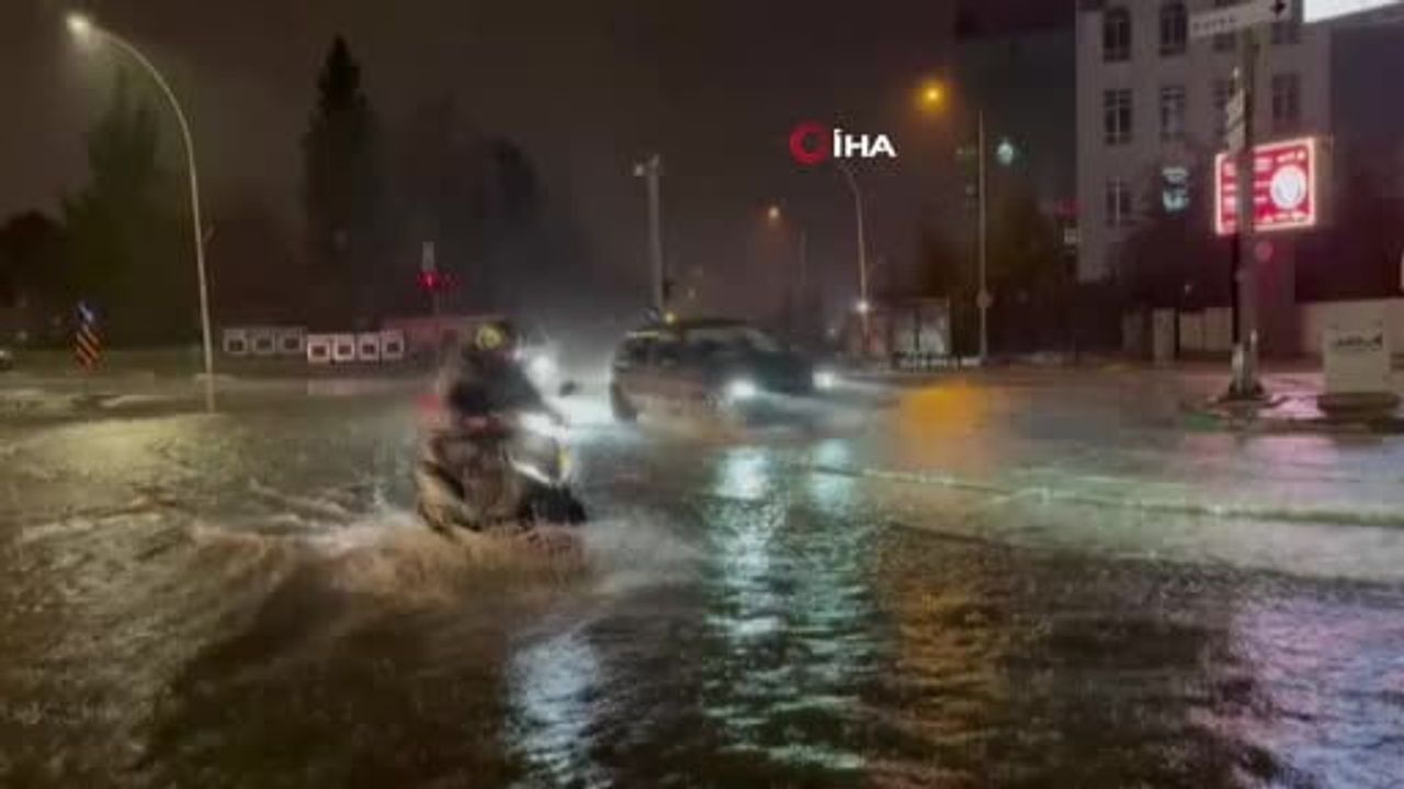 Bursa'da sağanak sonrası rögar taşması caddeyi göle çevirdi