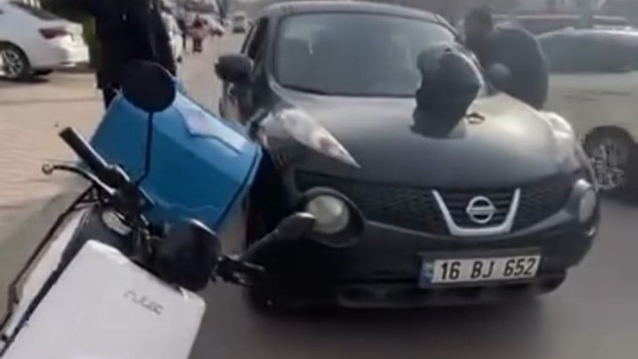 Bursa Nilüfer'de otomobil sürücüsü ile motosikletli kurye arasında yol verme tartışması kamerada
