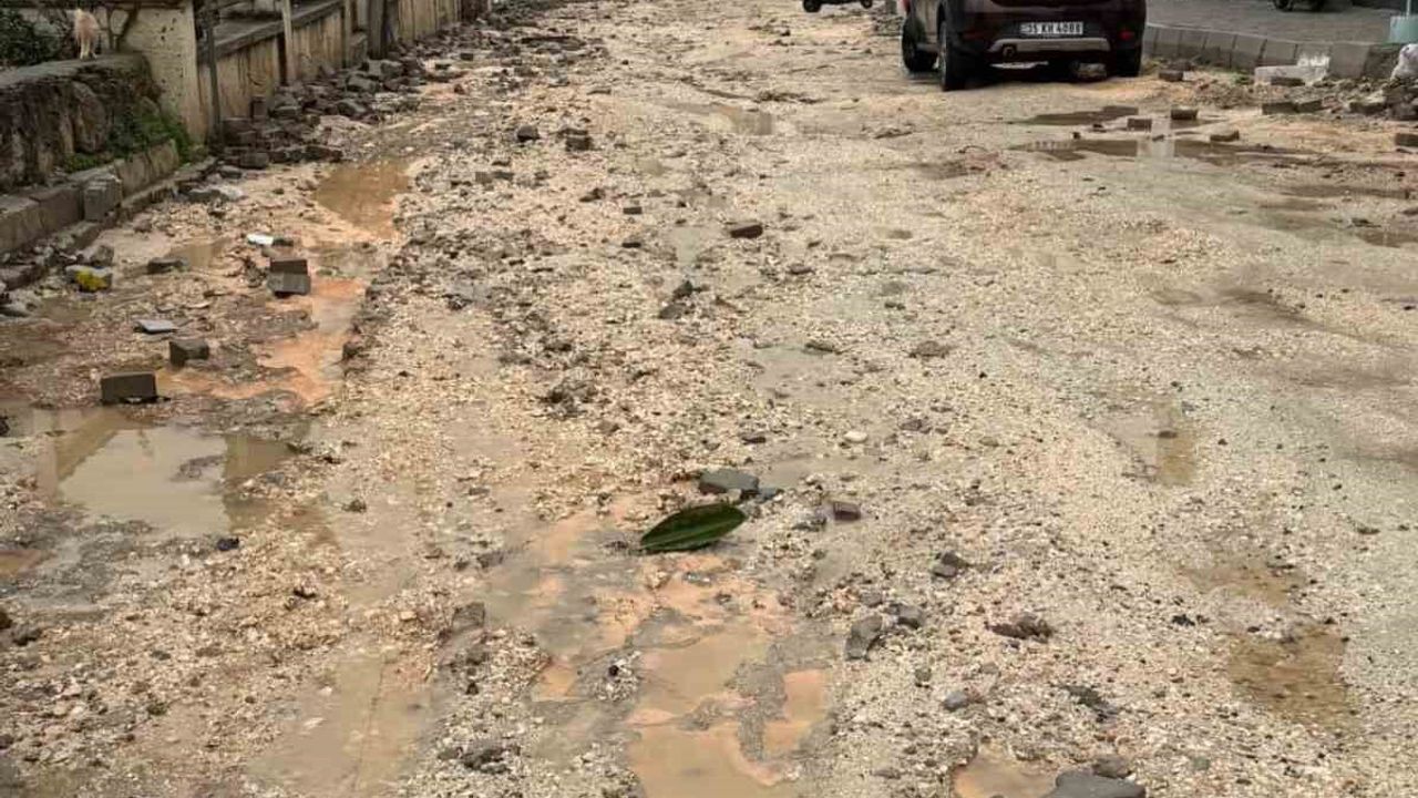 Çeşme’de sağanak ve fırtına yaşamı olumsuz etkiledi