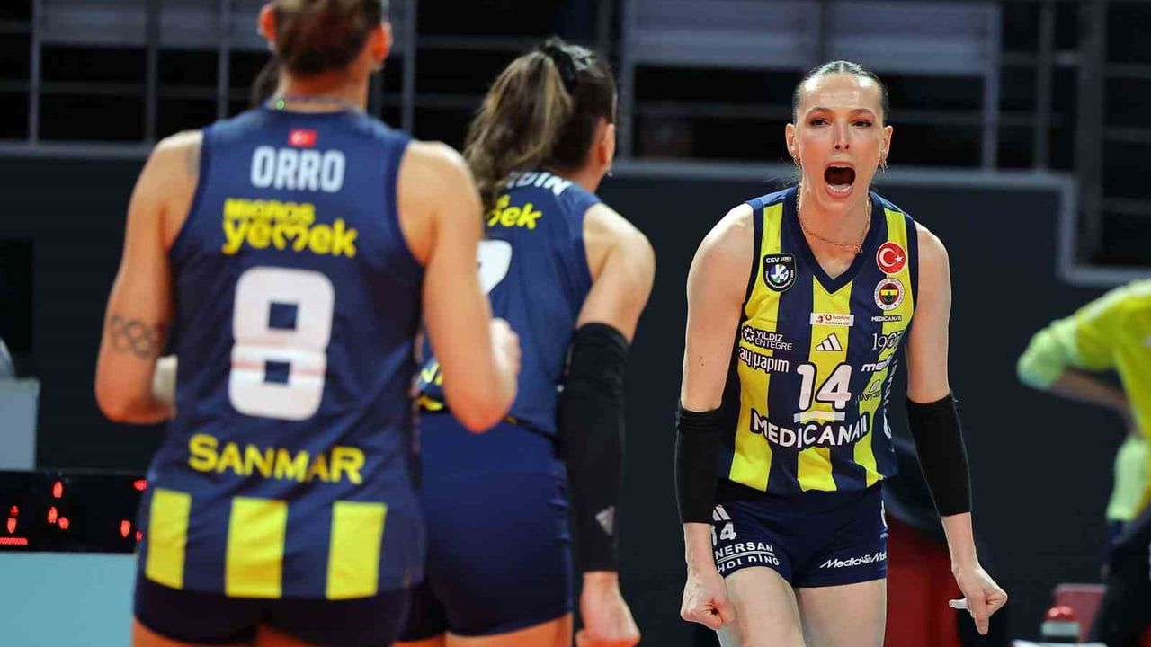 Derbi gecesinde Fenerbahçe iki branşı da kazandı