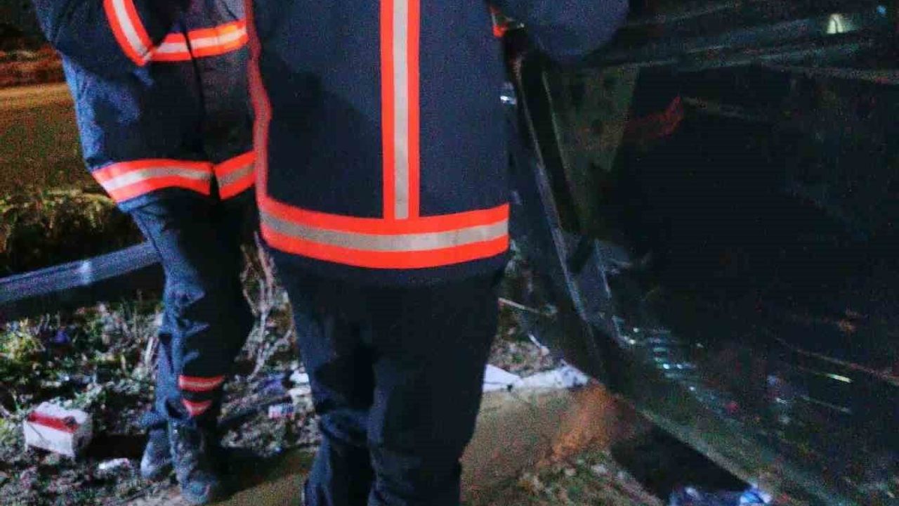 Edremit'te otomobil takla attı: 2 kişi hafif yaralandı