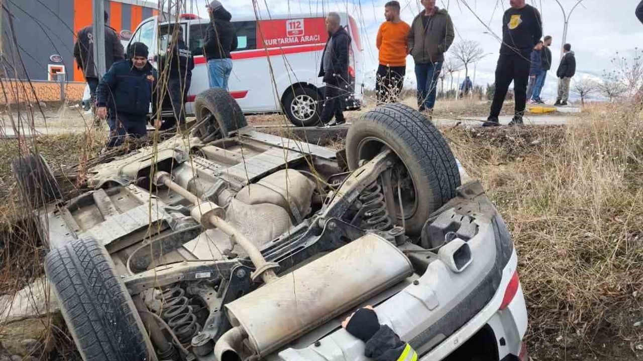 Erzincan'da otomobil şarampole uçtu: 1 yaralı
