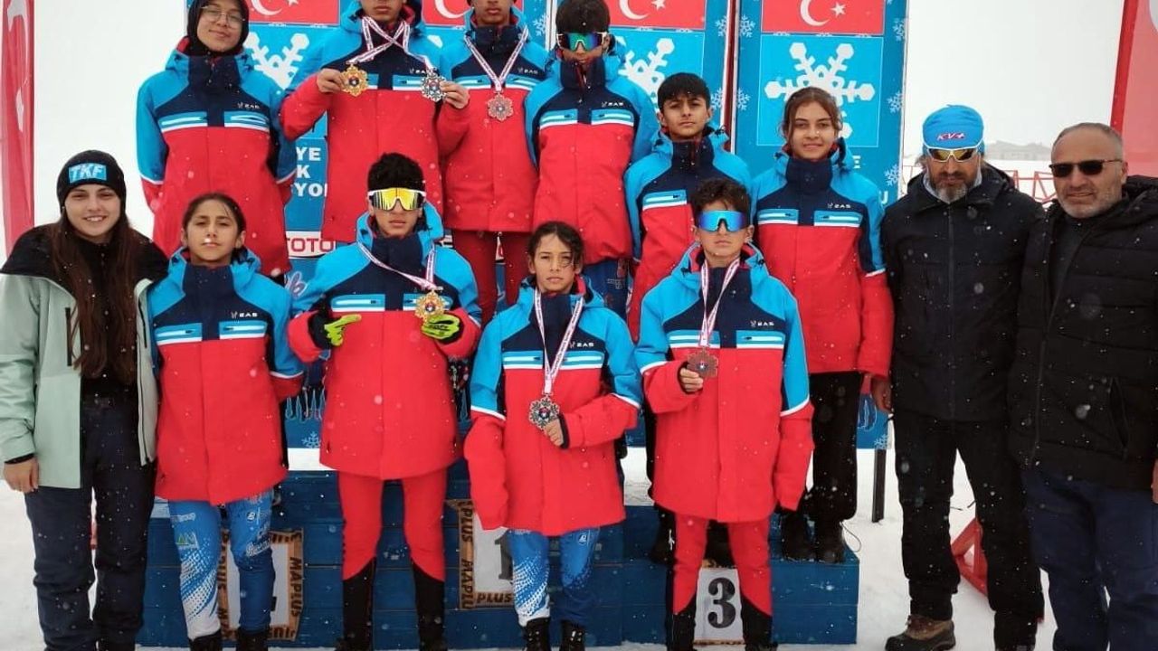 Erzincanlı kayakçular Hakkari’den 6 madalya ile döndü