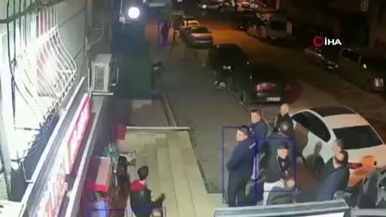 Esenyurt'ta bıçaklı saldırı: İhbar edilen esnafa gelen şahıs mahalleliye dayak yedi