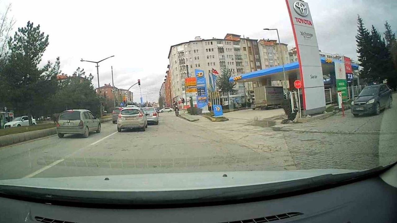 Eskişehir Cumhuriyet Bulvarı'nda motosikletli kurye ters yöne girdi