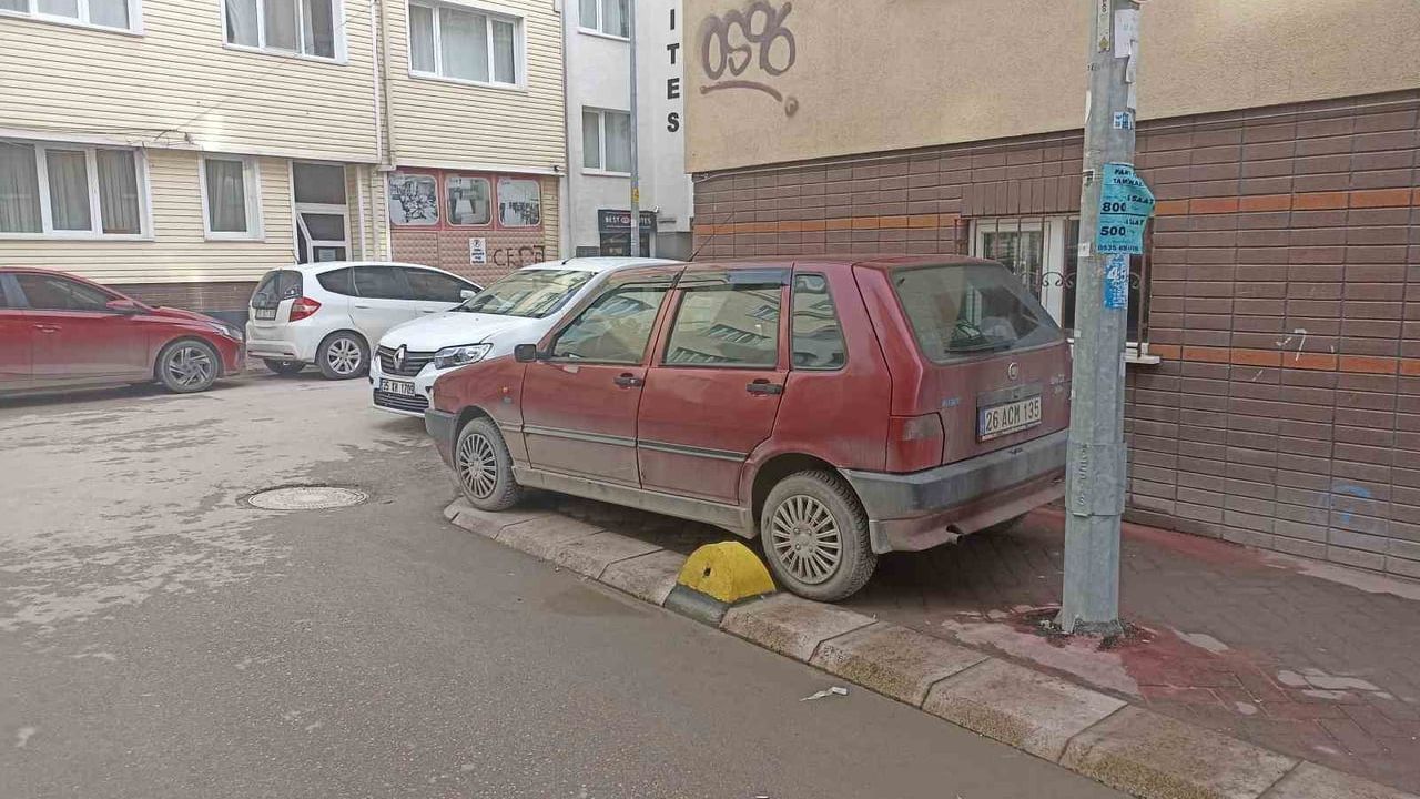 Eskişehir'de kaldırıma park eden araç engelli rampasını kapattı