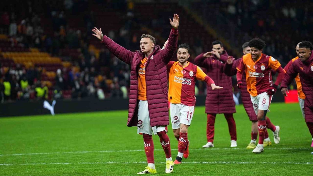 Galatasaray’da Lang, Icardi ve Osimhen taraftarlarla üçlü poz verdi