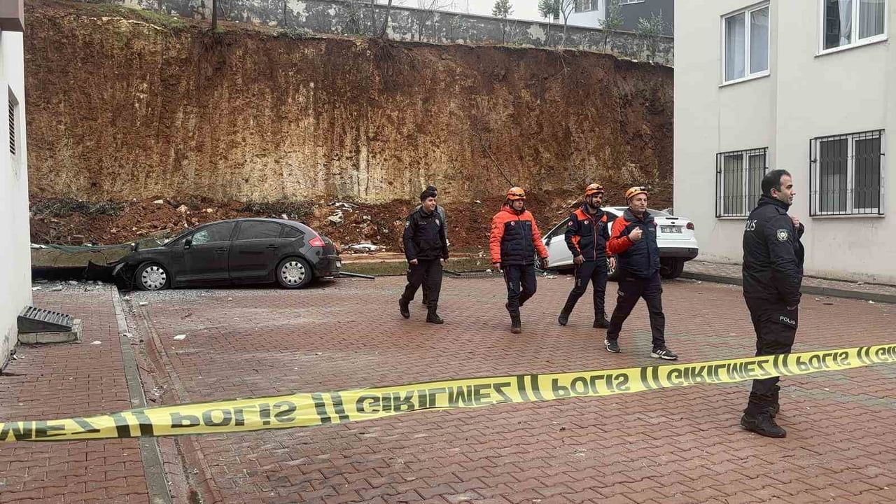 Gaziantep'te sitenin istinat duvarı çöktü: 3 araç hasar gördü, 4 blok boşaltıldı