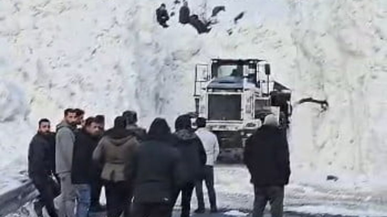 Hakkâri’de Van-Hakkari ve Hakkâri-Şırnak yollarında çığ alarmı