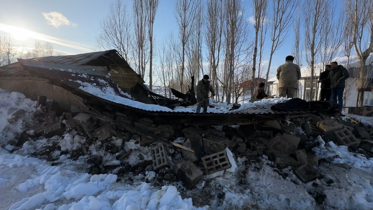 Hakkari Yüksekova'da ahır çatısı çöktü: 2 hayvan telef, 6 keçi kurtarıldı