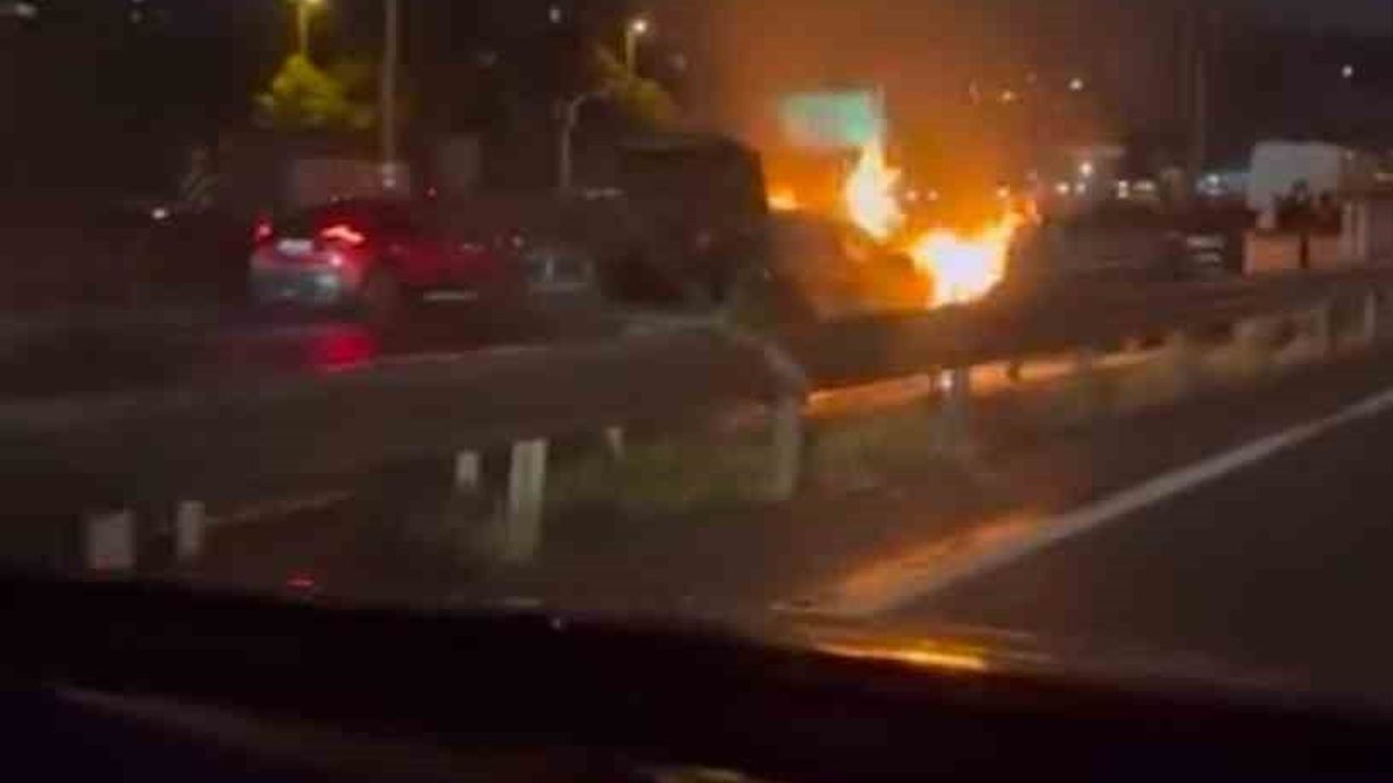 Haliç Köprüsü'nde yanan otomobili su tankeri söndürdü