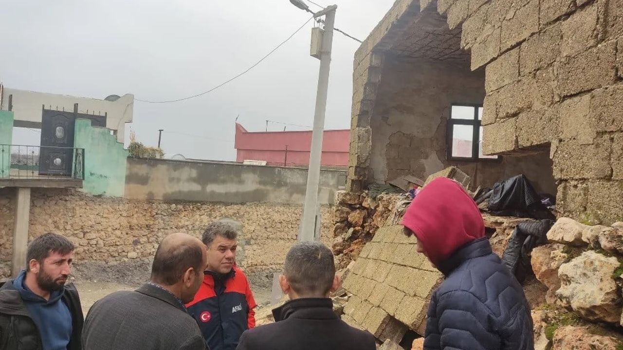 İdil Yazman Köyünde şiddetli yağış konutta kısmi çöküntüye neden oldu