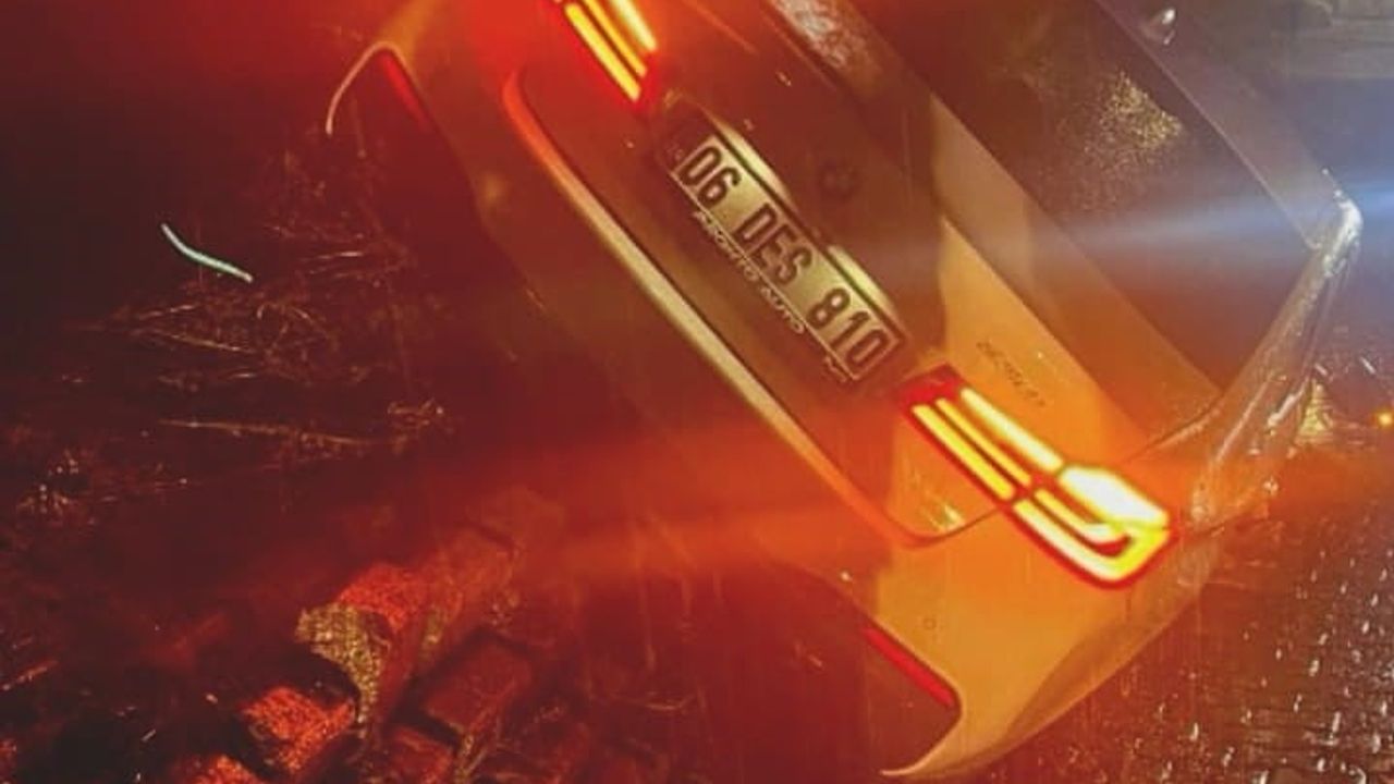 İnegöl'de otomobil duvara çarptı: 2 yaralı