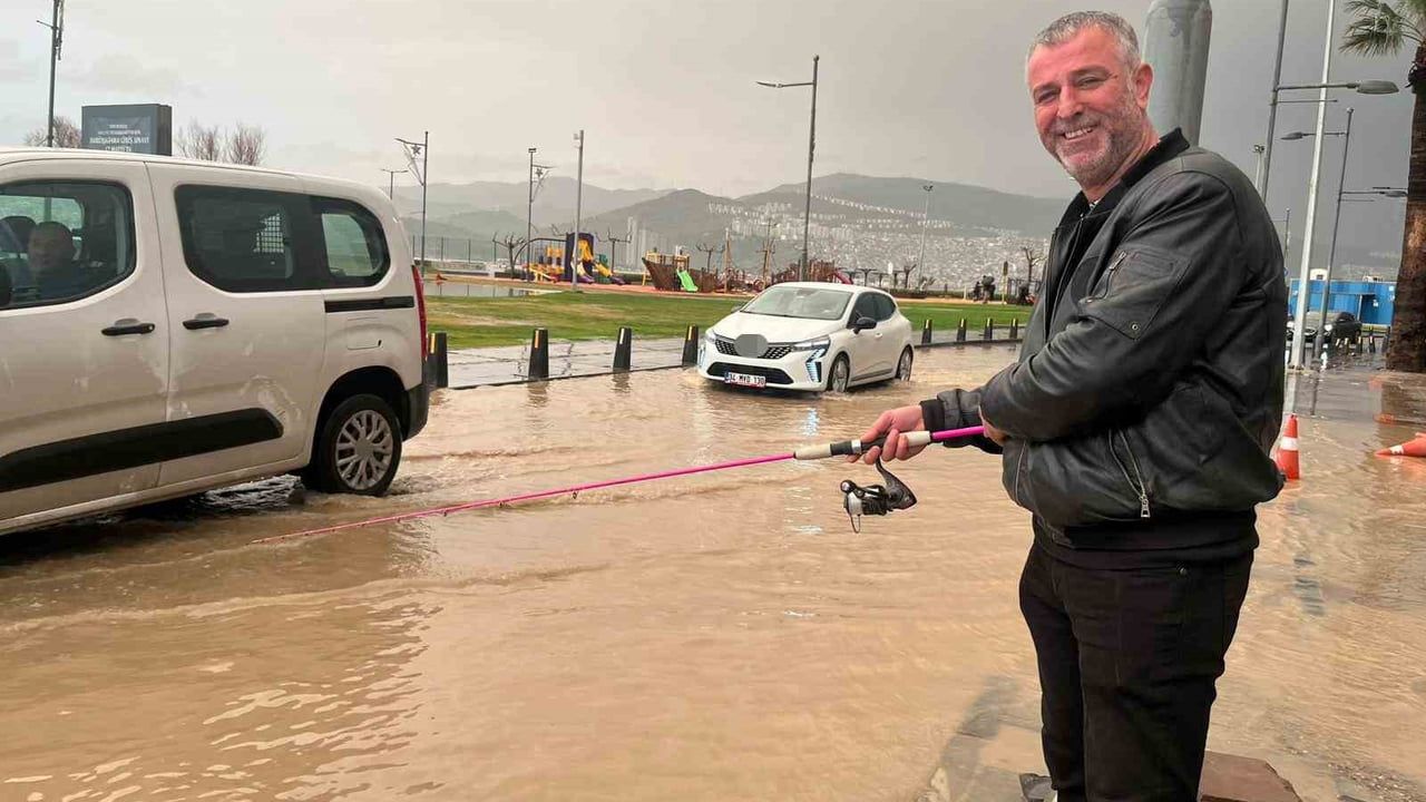 İzmir’de sağanak Kordon’u göle çevirdi