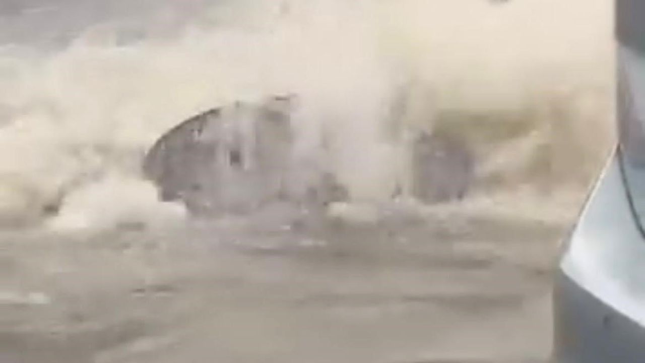 İzmir’de sağanak ve fırtına: Caddeler göle döndü, düşme anı kaydedildi