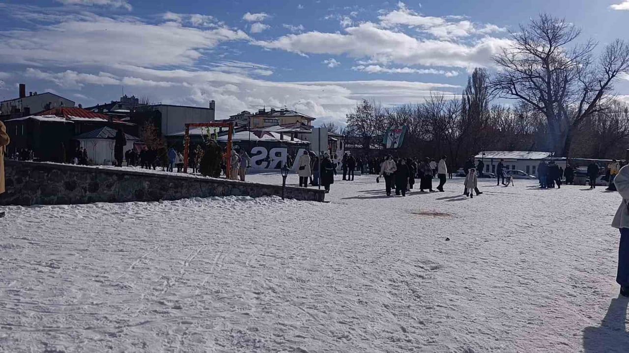 Kars'ta Şubat sürprizi: Güneş halkı sokağa çıkardı