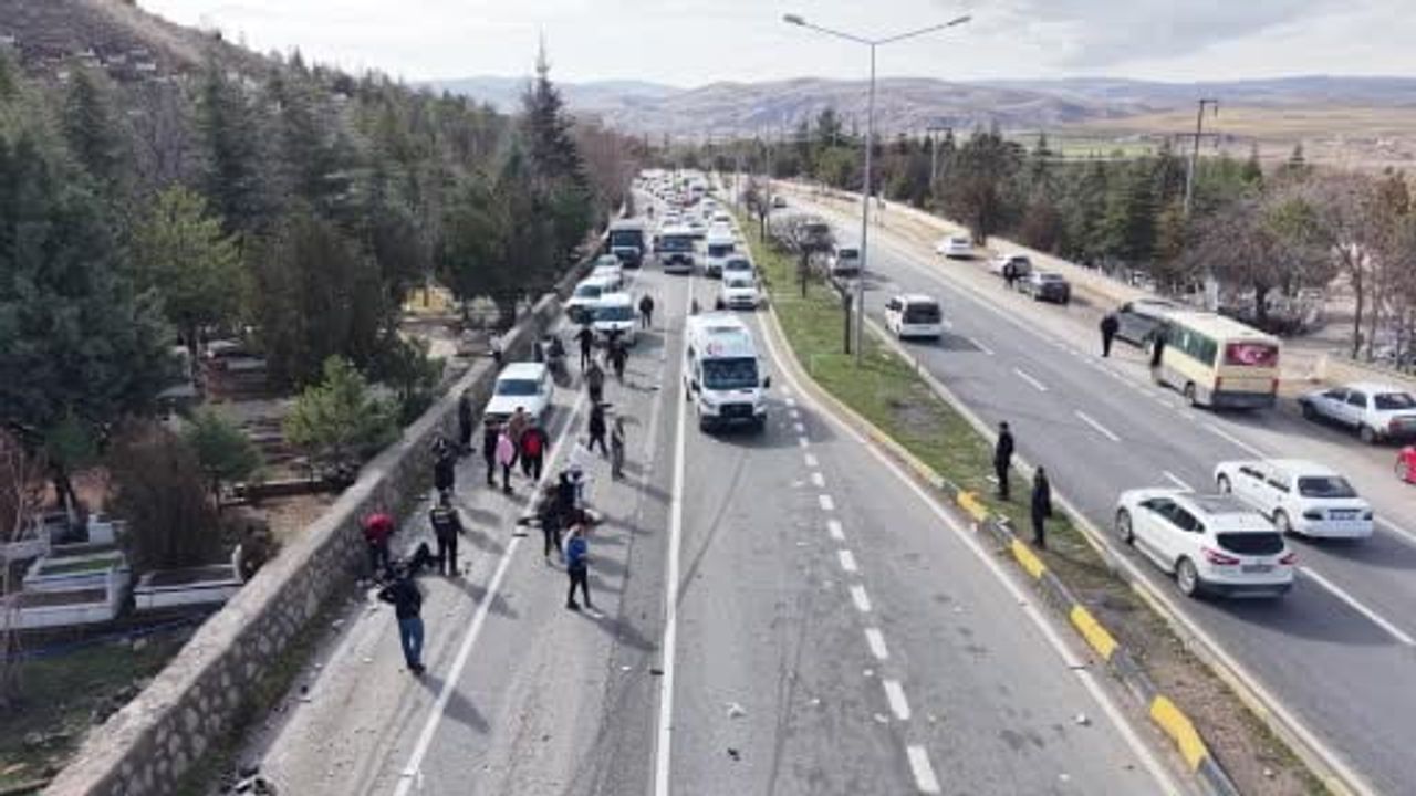 Kırıkkale'de zincirleme kaza: Elektrikli 3 tekerlekli hurdaya döndü, 2 ağır yaralı