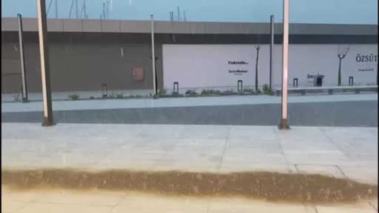 Kuşadası'nda sağanak ve dolu yaşamı etkiledi