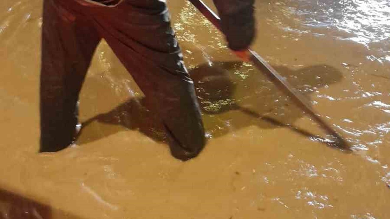 Kuşadası'nda Sağanak ve Taşkınlara Karşı Belediye Ekipleri Sahada