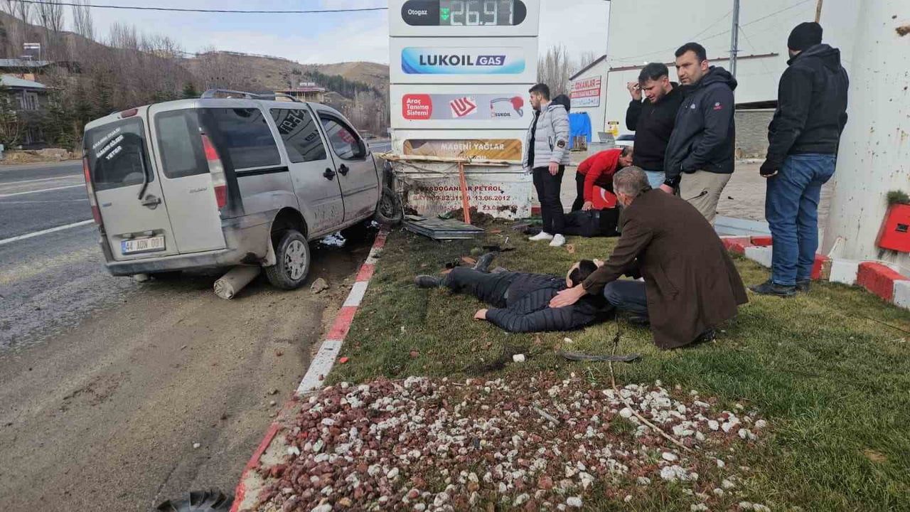 Malatya Darende'de akaryakıt istasyonuna giren hafif ticari araç: 2 yaralı