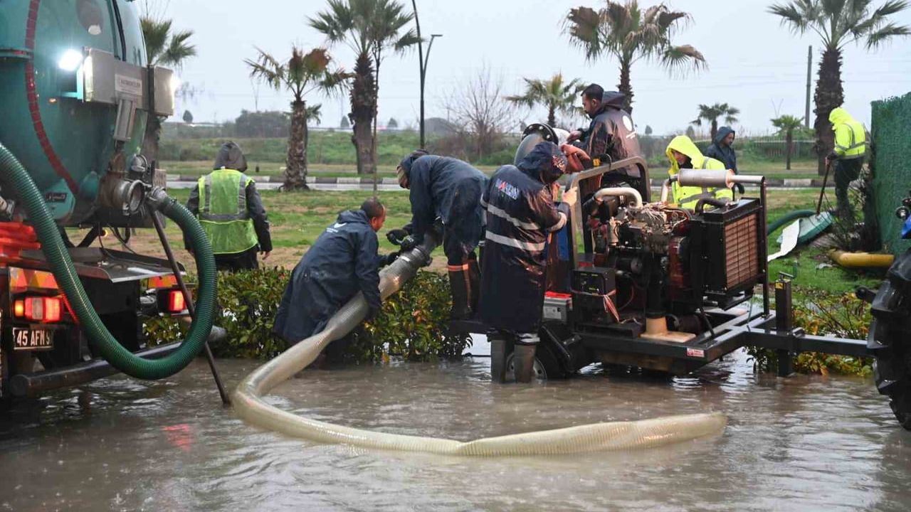 Manisa’da sağanak sonrası taşkın önlemleri: Binin üzerinde personel sahada