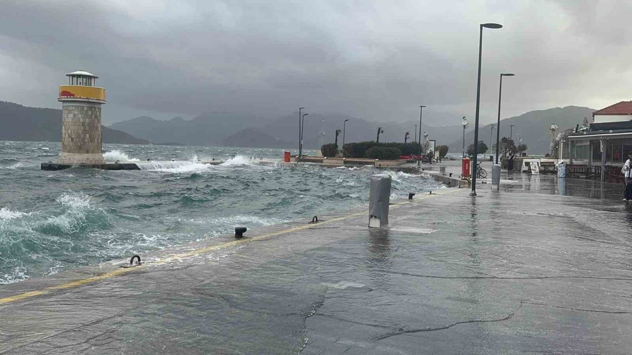 Marmaris'te lodos deniz taşkınına yol açtı