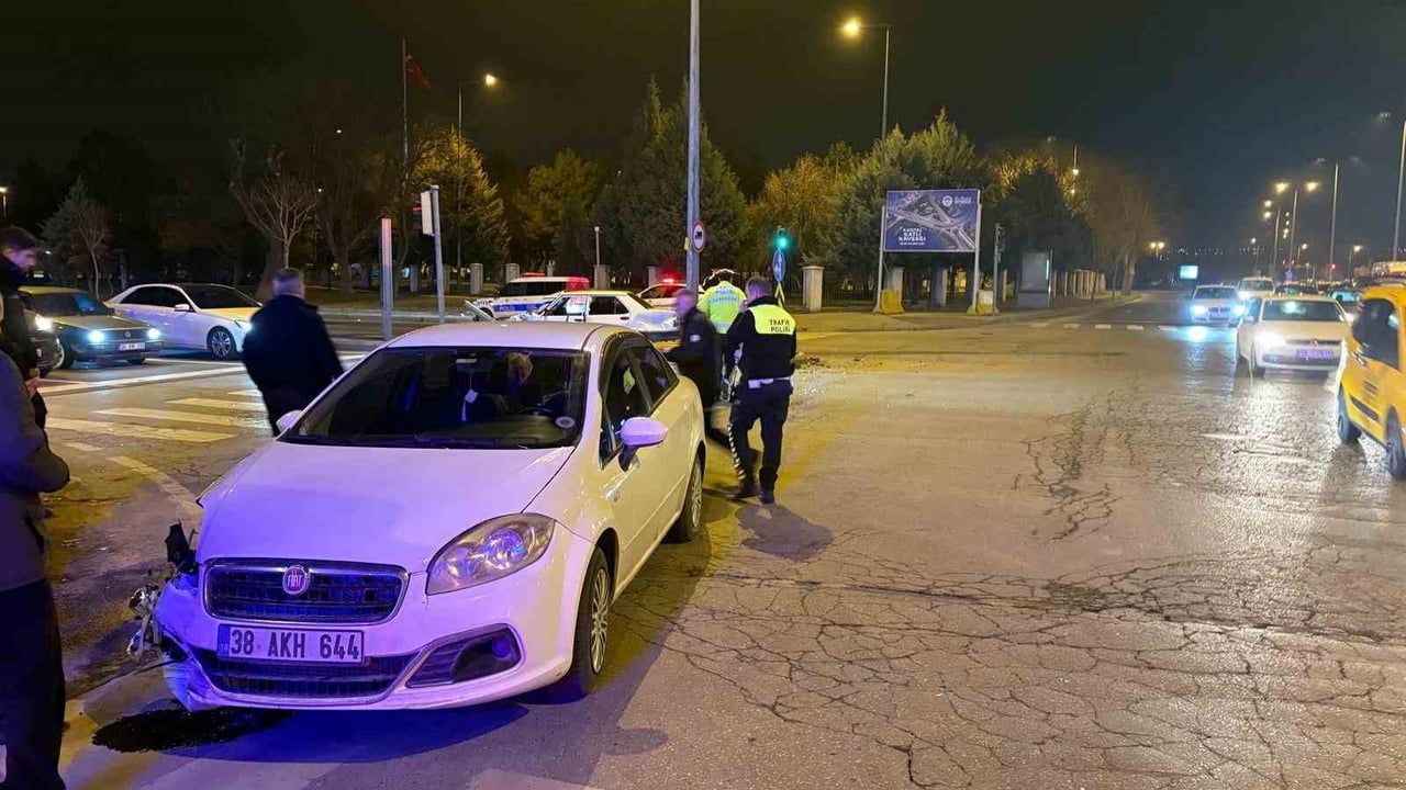 Melikgazi'de kavşakta iki otomobil çarpıştı