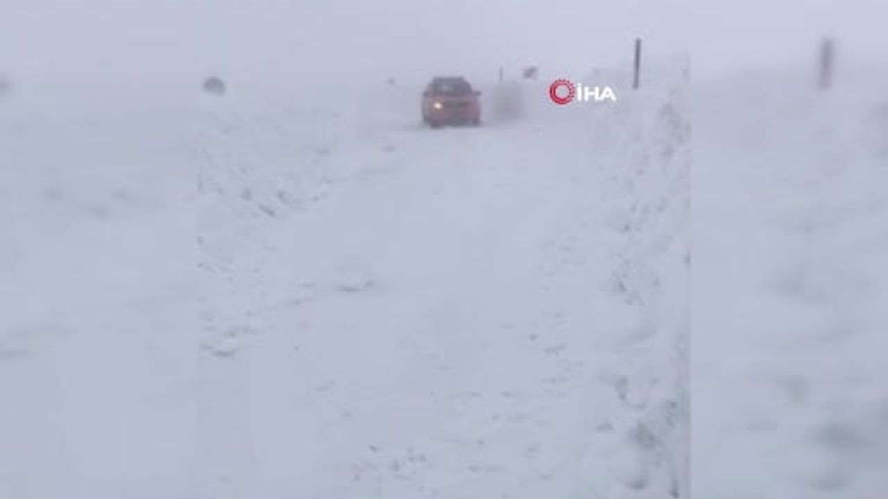 Muş-Kulp kara yolunda iş makinesi çığın altında kaldı