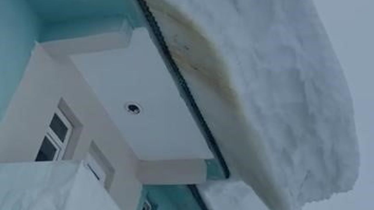 Ovacık’ta çatıları saran metrelerce kar kütlesi