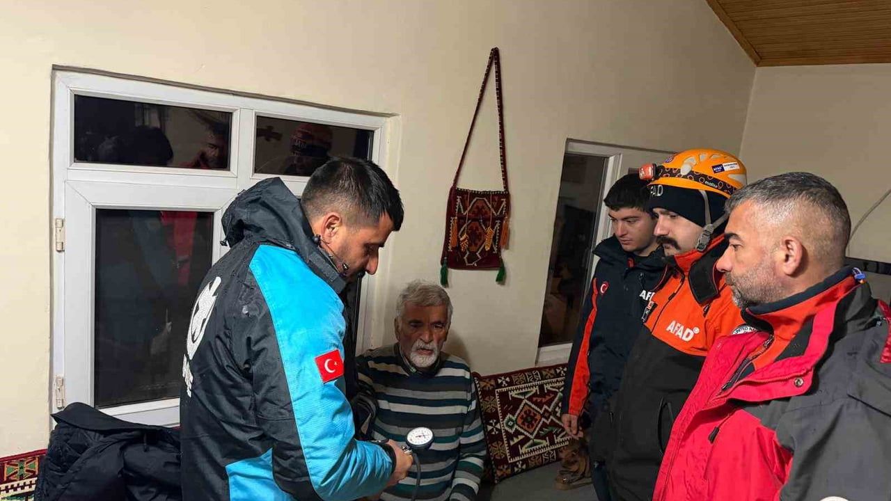 Ovacık'ta UMKE, 112 ve AFAD müdahalesiyle 70 yaşındaki hasta hastaneye sevk edildi