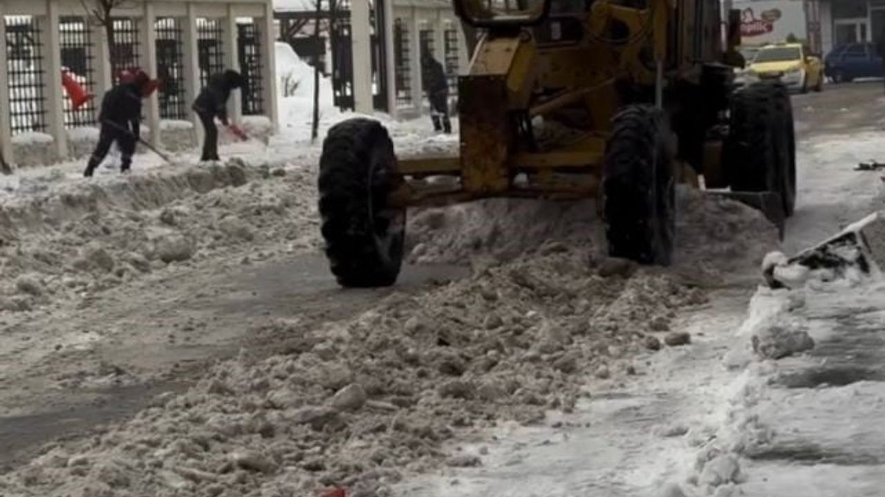 Patnos'ta kar temizleme çalışmaları hızla sürüyor