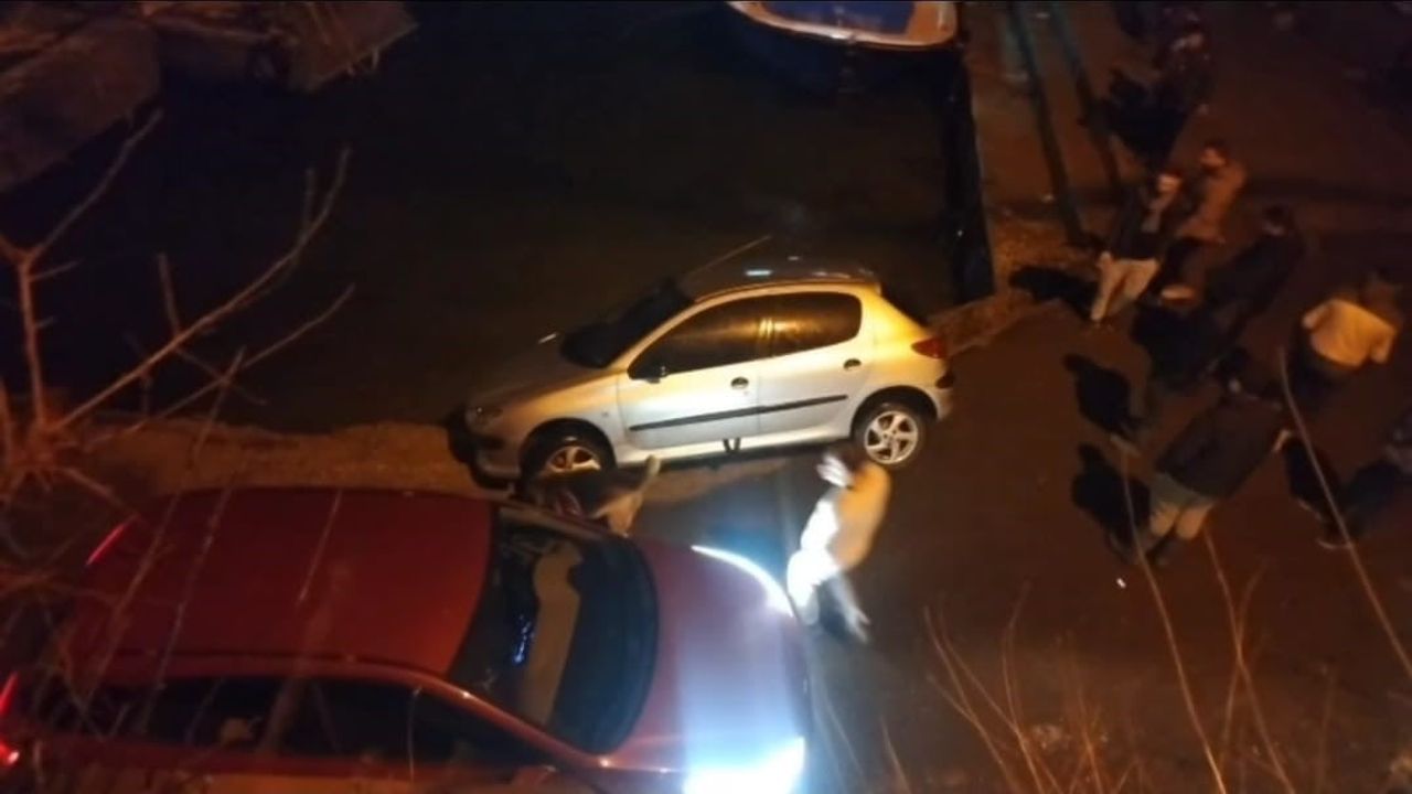 Sarıyer'de mendirekte asılı kalan araç güvenlik kamerasında